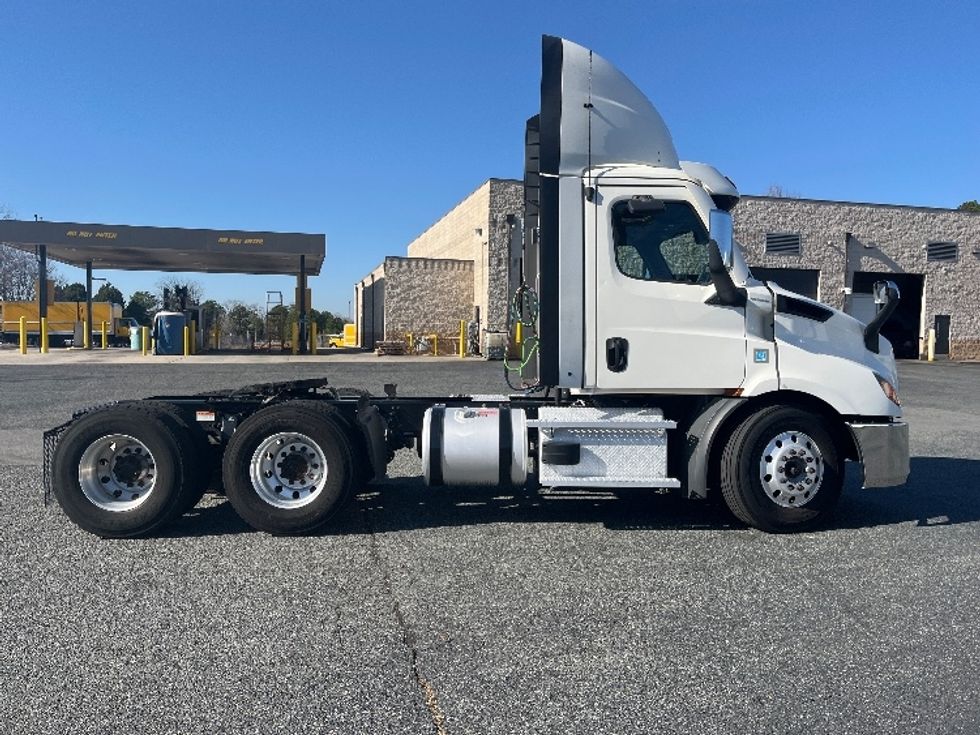 Day Cab Tractor-Heavy Duty Tractors-Freightliner-2021-T11664ST-Concord-NC-462,983\n\t\tmiles-$ 51,000 - Image 8