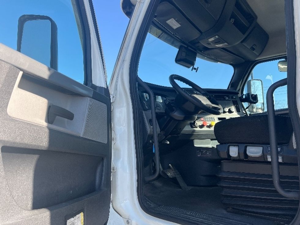 Day Cab Tractor-Heavy Duty Tractors-Freightliner-2021-T11664ST-Concord-NC-462,983\n\t\tmiles-$ 51,000 - Image 9
