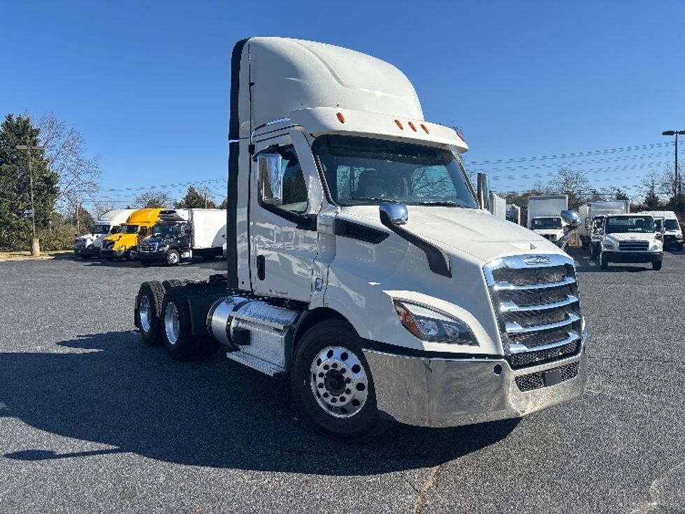 Day Cab Tractor-Heavy Duty Tractors-Freightliner-2021-T11664ST-Concord-NC-478,735\n\t\tmiles-$ 49,250 - Image 1