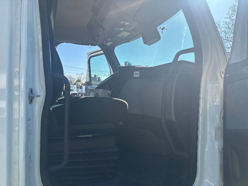 Day Cab Tractor-Heavy Duty Tractors-Freightliner-2021-T11664ST-Concord-NC-478,735\n\t\tmiles-$ 49,250 - Image 12