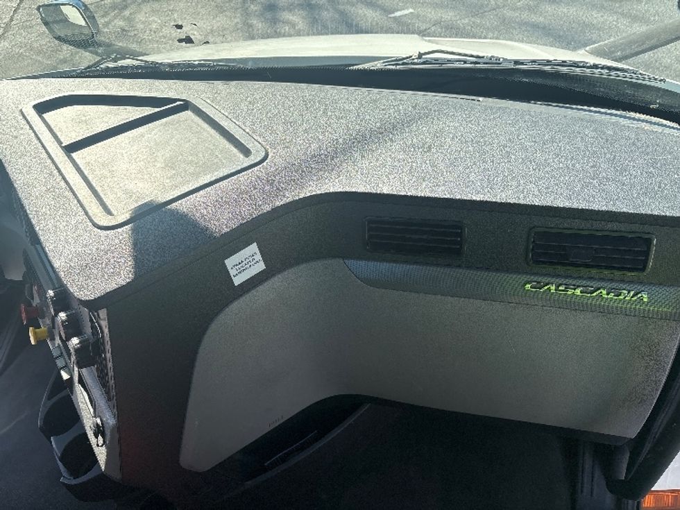 Day Cab Tractor-Heavy Duty Tractors-Freightliner-2021-T11664ST-Concord-NC-478,735\n\t\tmiles-$ 49,250 - Image 13