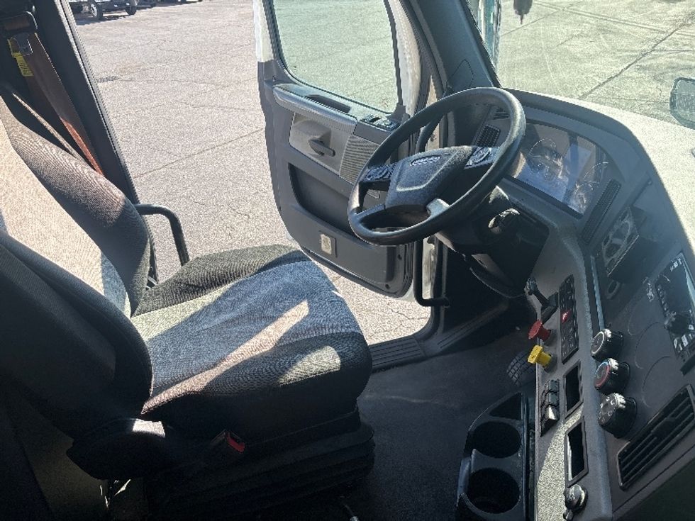 Day Cab Tractor-Heavy Duty Tractors-Freightliner-2021-T11664ST-Concord-NC-478,735\n\t\tmiles-$ 49,250 - Image 14