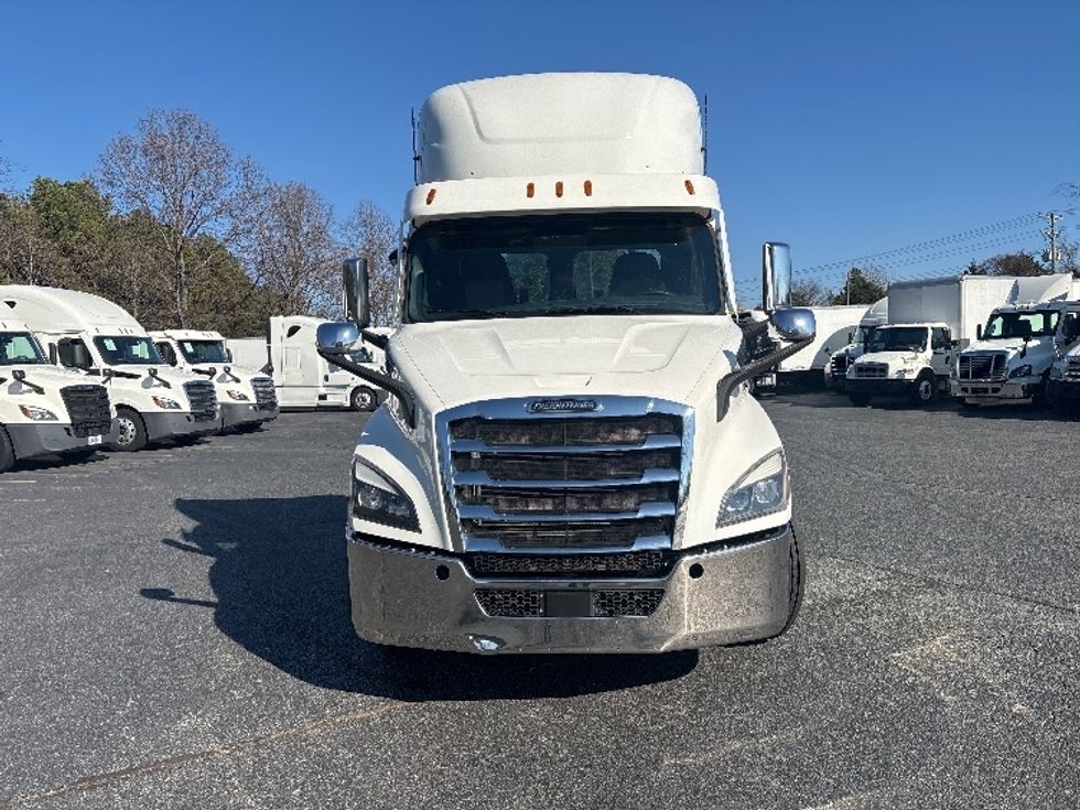Day Cab Tractor-Heavy Duty Tractors-Freightliner-2021-T11664ST-Concord-NC-478,735\n\t\tmiles-$ 49,250 - Image 2