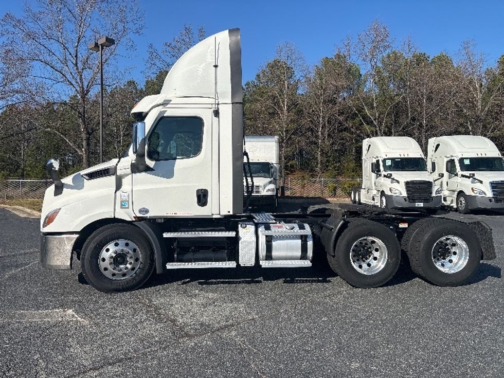 Day Cab Tractor-Heavy Duty Tractors-Freightliner-2021-T11664ST-Concord-NC-478,735\n\t\tmiles-$ 49,250 - Image 4