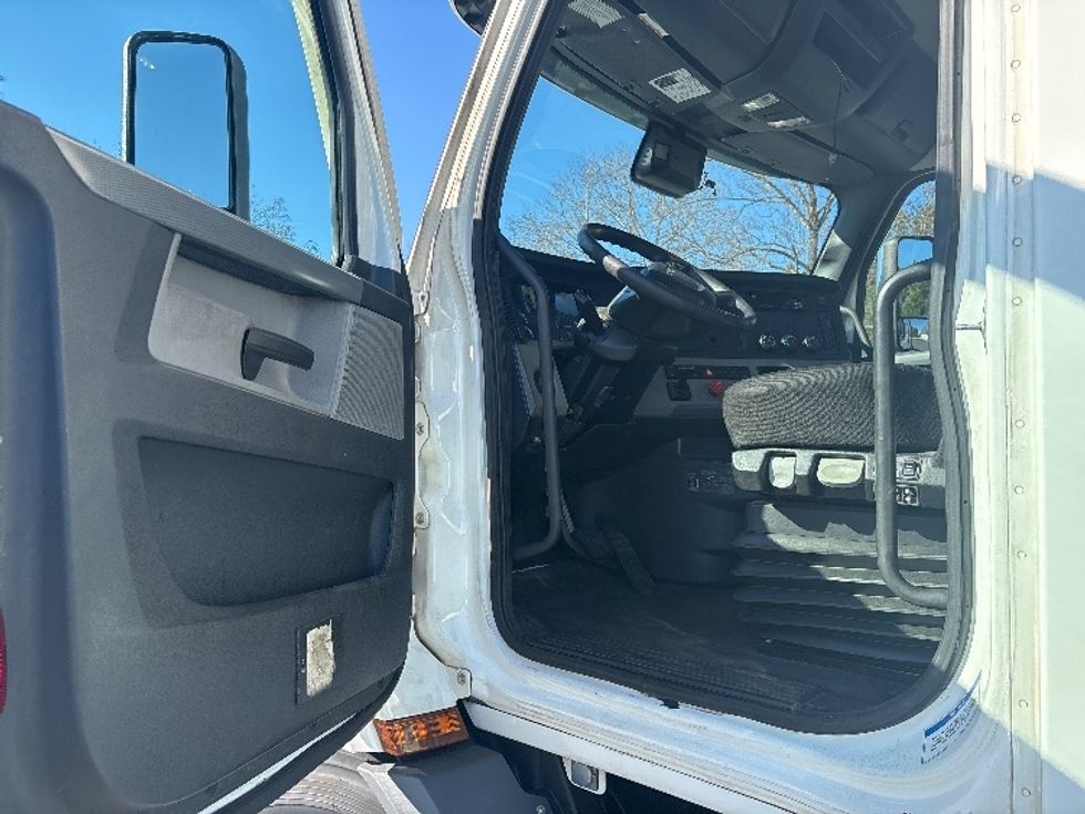 Day Cab Tractor-Heavy Duty Tractors-Freightliner-2021-T11664ST-Concord-NC-478,735\n\t\tmiles-$ 49,250 - Image 9