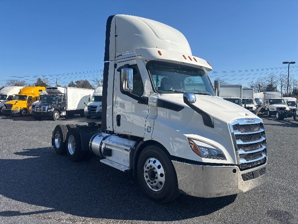 Day Cab Tractor-Heavy Duty Tractors-Freightliner-2021-T11664ST-Concord-NC-481,695\n\t\tmiles-$ 49,000 - Image 1