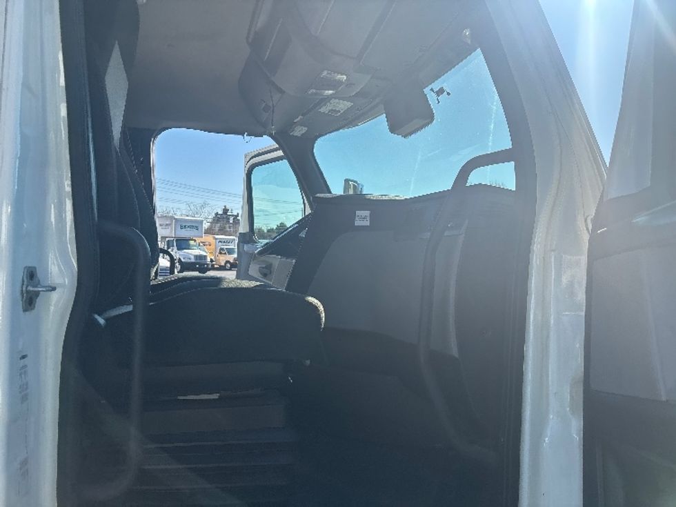 Day Cab Tractor-Heavy Duty Tractors-Freightliner-2021-T11664ST-Concord-NC-481,695\n\t\tmiles-$ 49,000 - Image 12