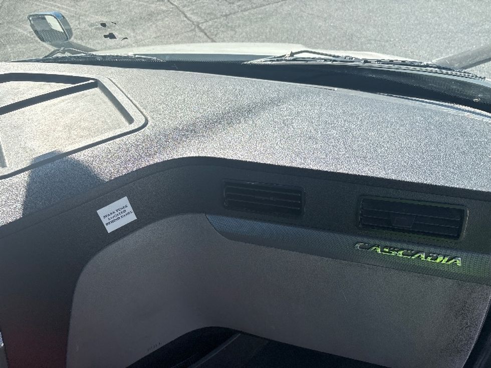 Day Cab Tractor-Heavy Duty Tractors-Freightliner-2021-T11664ST-Concord-NC-481,695\n\t\tmiles-$ 49,000 - Image 13