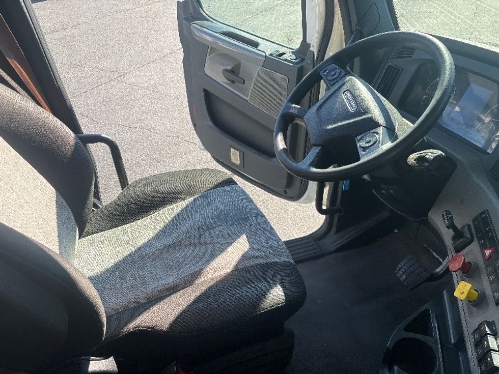 Day Cab Tractor-Heavy Duty Tractors-Freightliner-2021-T11664ST-Concord-NC-481,695\n\t\tmiles-$ 49,000 - Image 14