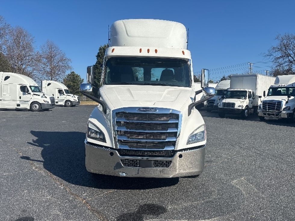 Day Cab Tractor-Heavy Duty Tractors-Freightliner-2021-T11664ST-Concord-NC-481,695\n\t\tmiles-$ 49,000 - Image 2