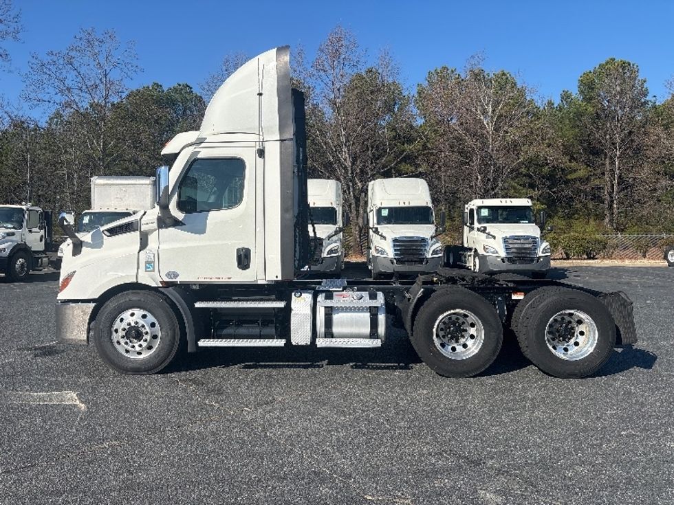 Day Cab Tractor-Heavy Duty Tractors-Freightliner-2021-T11664ST-Concord-NC-481,695\n\t\tmiles-$ 49,000 - Image 4