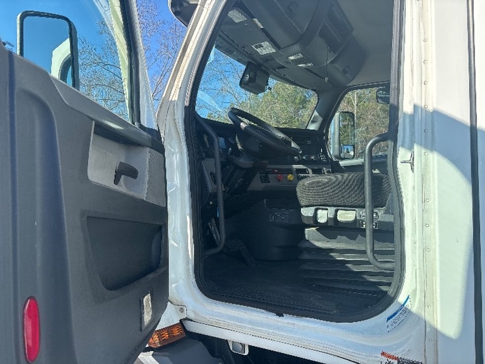 Day Cab Tractor-Heavy Duty Tractors-Freightliner-2021-T11664ST-Concord-NC-481,695\n\t\tmiles-$ 49,000 - Image 9