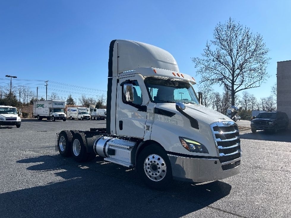 Day Cab Tractor-Heavy Duty Tractors-Freightliner-2021-T11664ST-Concord-NC-484,209\n\t\tmiles-$ 48,750 - Image 1
