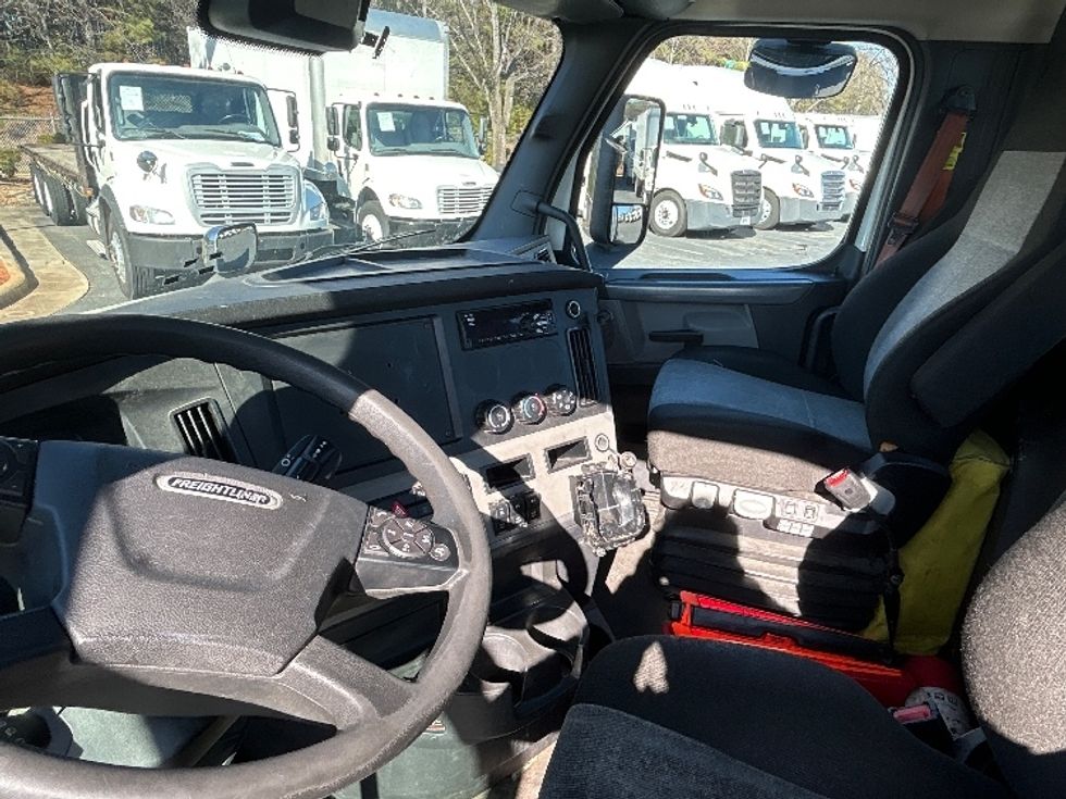 Day Cab Tractor-Heavy Duty Tractors-Freightliner-2021-T11664ST-Concord-NC-484,209\n\t\tmiles-$ 48,750 - Image 10