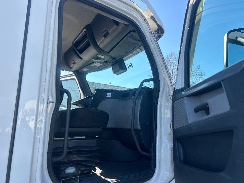 Day Cab Tractor-Heavy Duty Tractors-Freightliner-2021-T11664ST-Concord-NC-484,209\n\t\tmiles-$ 48,750 - Image 12