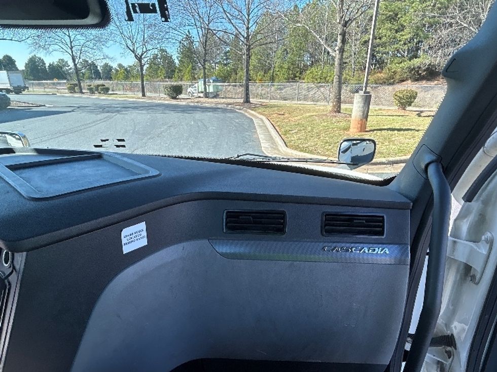 Day Cab Tractor-Heavy Duty Tractors-Freightliner-2021-T11664ST-Concord-NC-484,209\n\t\tmiles-$ 48,750 - Image 13