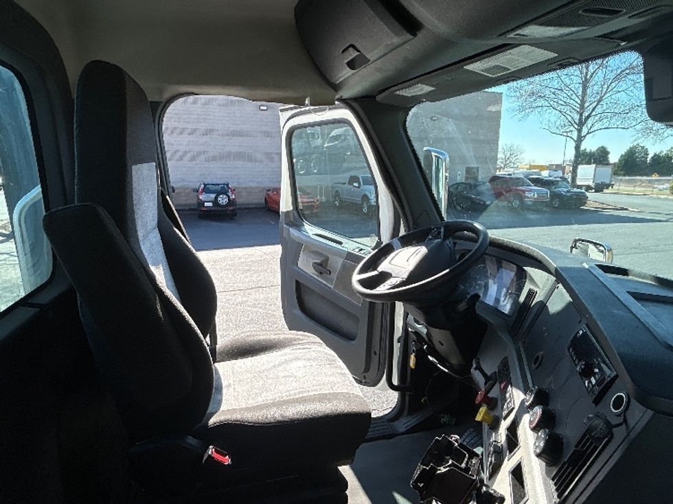 Day Cab Tractor-Heavy Duty Tractors-Freightliner-2021-T11664ST-Concord-NC-484,209\n\t\tmiles-$ 48,750 - Image 14