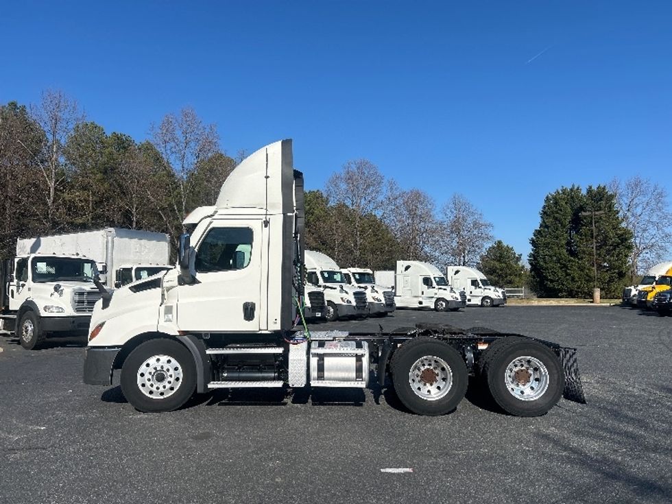 Day Cab Tractor-Heavy Duty Tractors-Freightliner-2021-T11664ST-Concord-NC-484,209\n\t\tmiles-$ 48,750 - Image 4