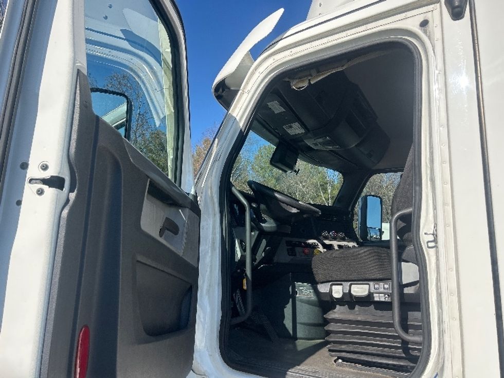 Day Cab Tractor-Heavy Duty Tractors-Freightliner-2021-T11664ST-Concord-NC-484,209\n\t\tmiles-$ 48,750 - Image 9