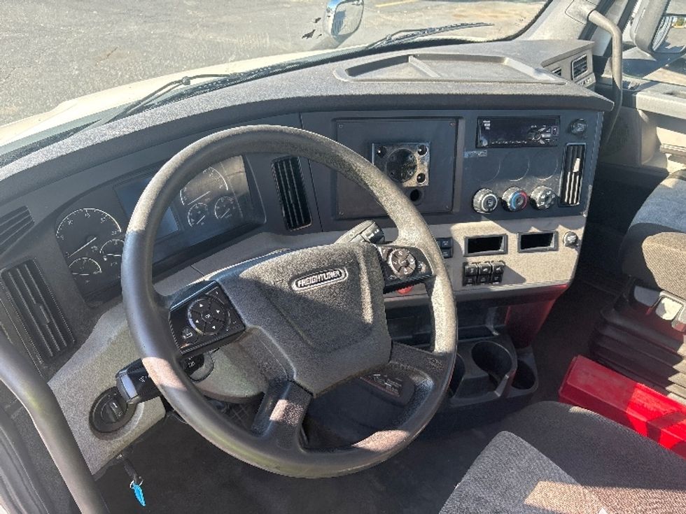 Day Cab Tractor-Heavy Duty Tractors-Freightliner-2021-T11664ST-Concord-NC-486,885\n\t\tmiles-$ 48,500 - Image 10