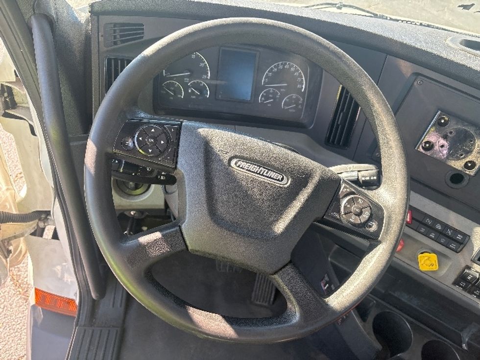 Day Cab Tractor-Heavy Duty Tractors-Freightliner-2021-T11664ST-Concord-NC-486,885\n\t\tmiles-$ 48,500 - Image 11