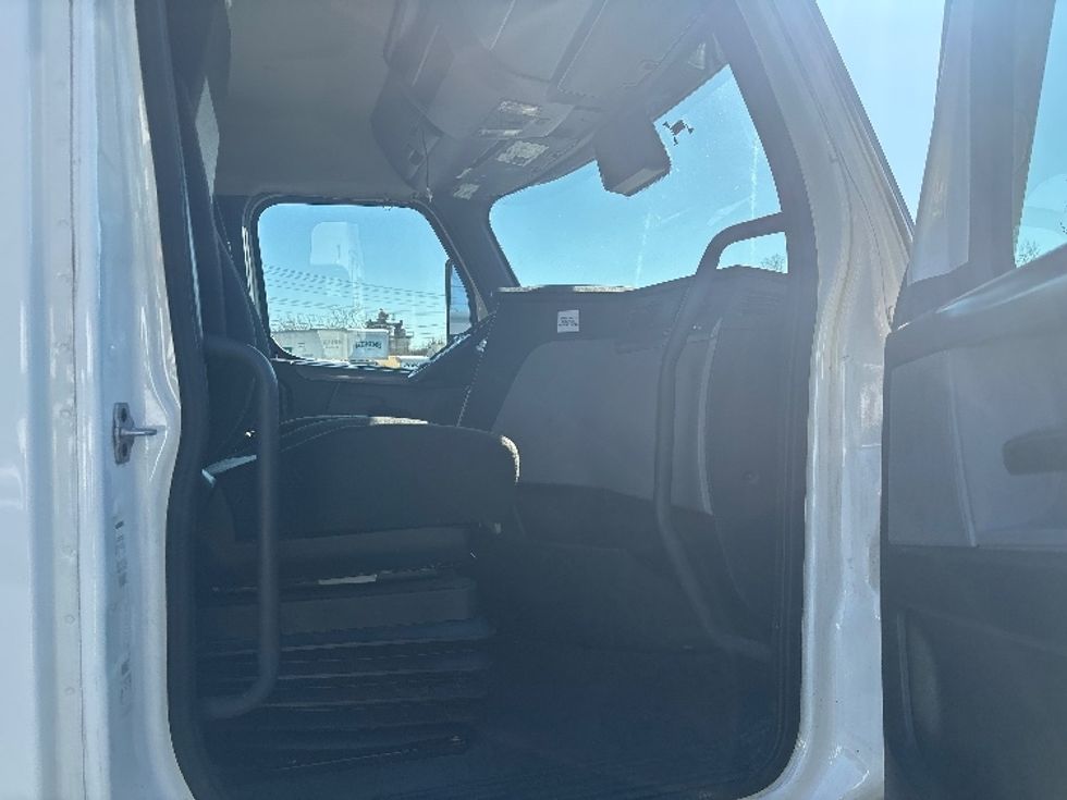 Day Cab Tractor-Heavy Duty Tractors-Freightliner-2021-T11664ST-Concord-NC-486,885\n\t\tmiles-$ 48,500 - Image 12