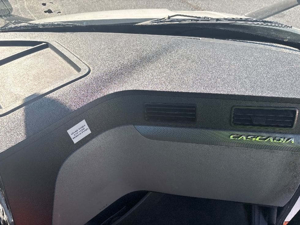 Day Cab Tractor-Heavy Duty Tractors-Freightliner-2021-T11664ST-Concord-NC-486,885\n\t\tmiles-$ 48,500 - Image 13