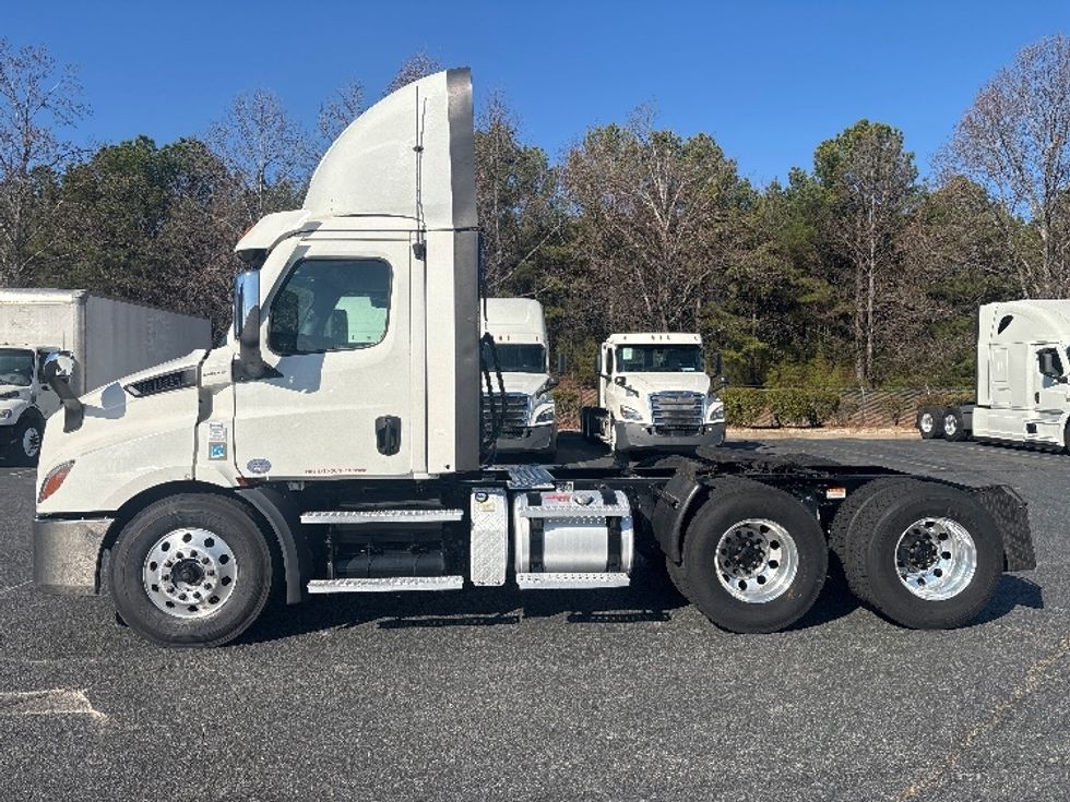 Day Cab Tractor-Heavy Duty Tractors-Freightliner-2021-T11664ST-Concord-NC-486,885\n\t\tmiles-$ 48,500 - Image 4