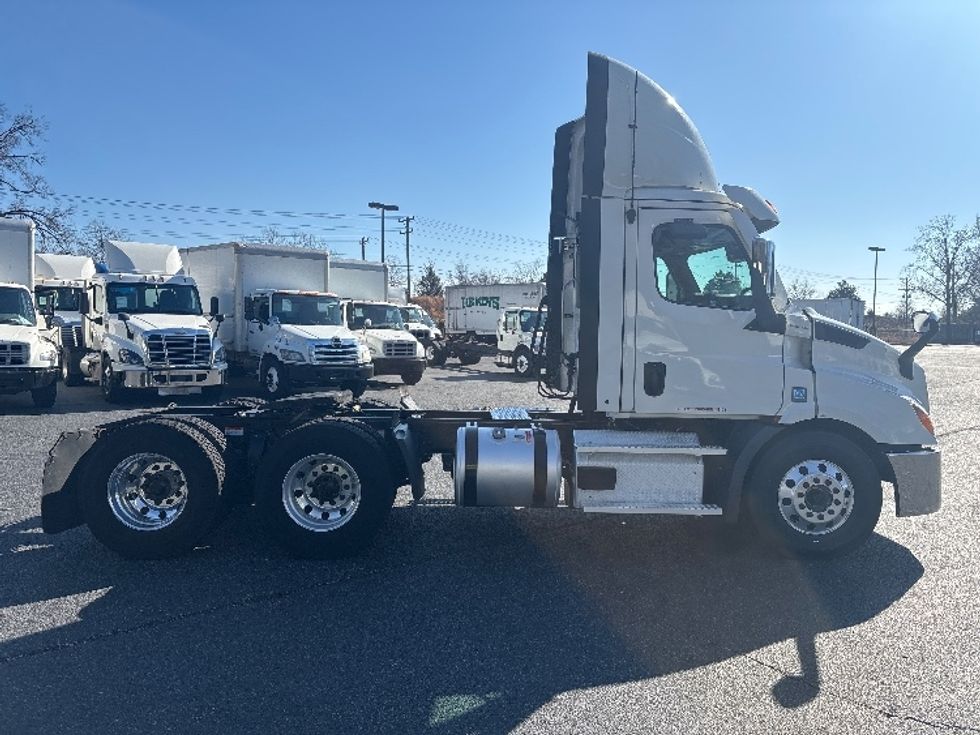 Day Cab Tractor-Heavy Duty Tractors-Freightliner-2021-T11664ST-Concord-NC-486,885\n\t\tmiles-$ 48,500 - Image 8