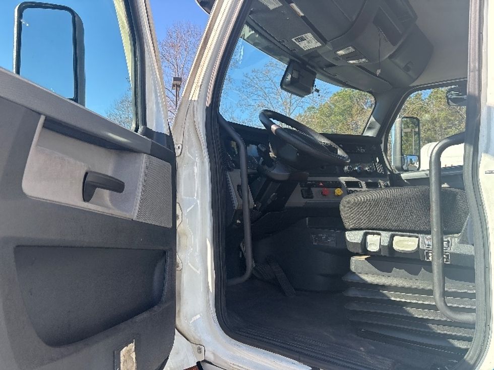 Day Cab Tractor-Heavy Duty Tractors-Freightliner-2021-T11664ST-Concord-NC-486,885\n\t\tmiles-$ 48,500 - Image 9