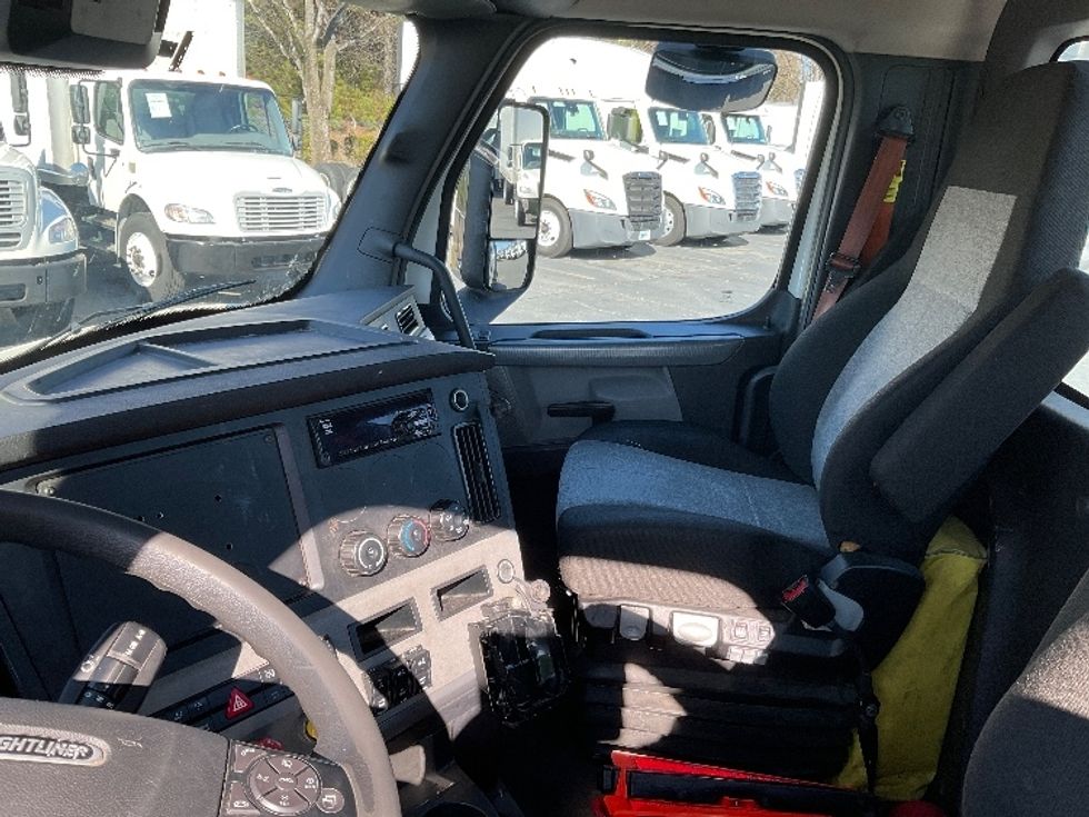 Day Cab Tractor-Heavy Duty Tractors-Freightliner-2021-T11664ST-Concord-NC-552,542\n\t\tmiles-$ 41,500 - Image 10
