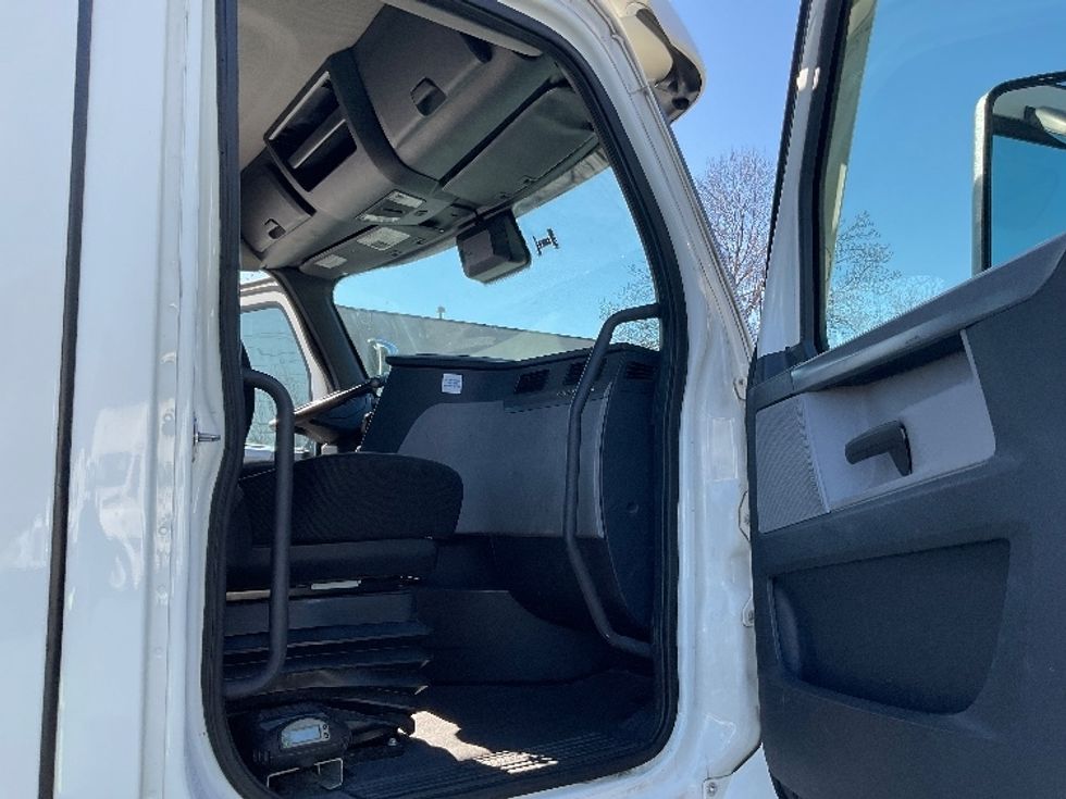 Day Cab Tractor-Heavy Duty Tractors-Freightliner-2021-T11664ST-Concord-NC-552,542\n\t\tmiles-$ 41,500 - Image 12