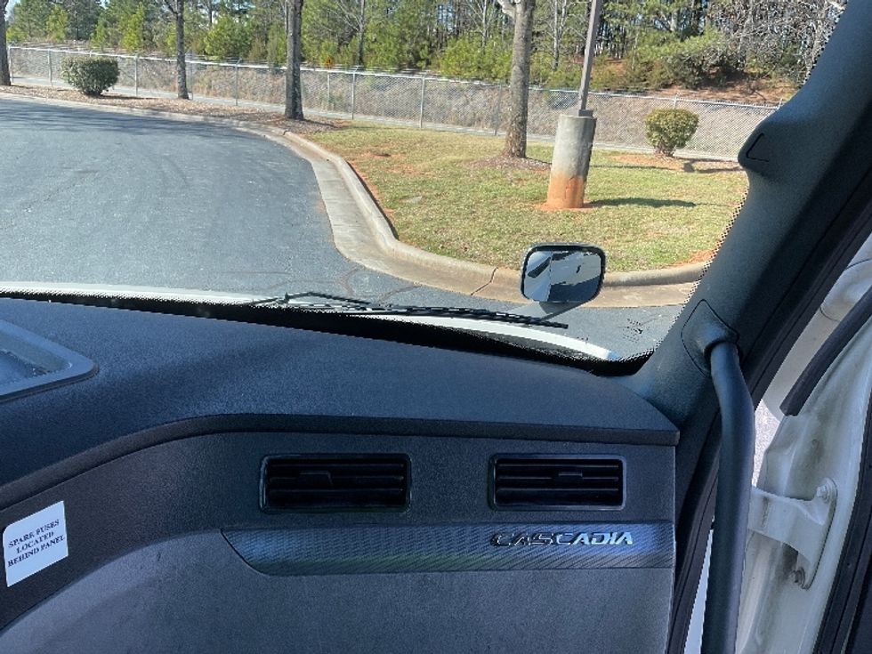 Day Cab Tractor-Heavy Duty Tractors-Freightliner-2021-T11664ST-Concord-NC-552,542\n\t\tmiles-$ 41,500 - Image 13