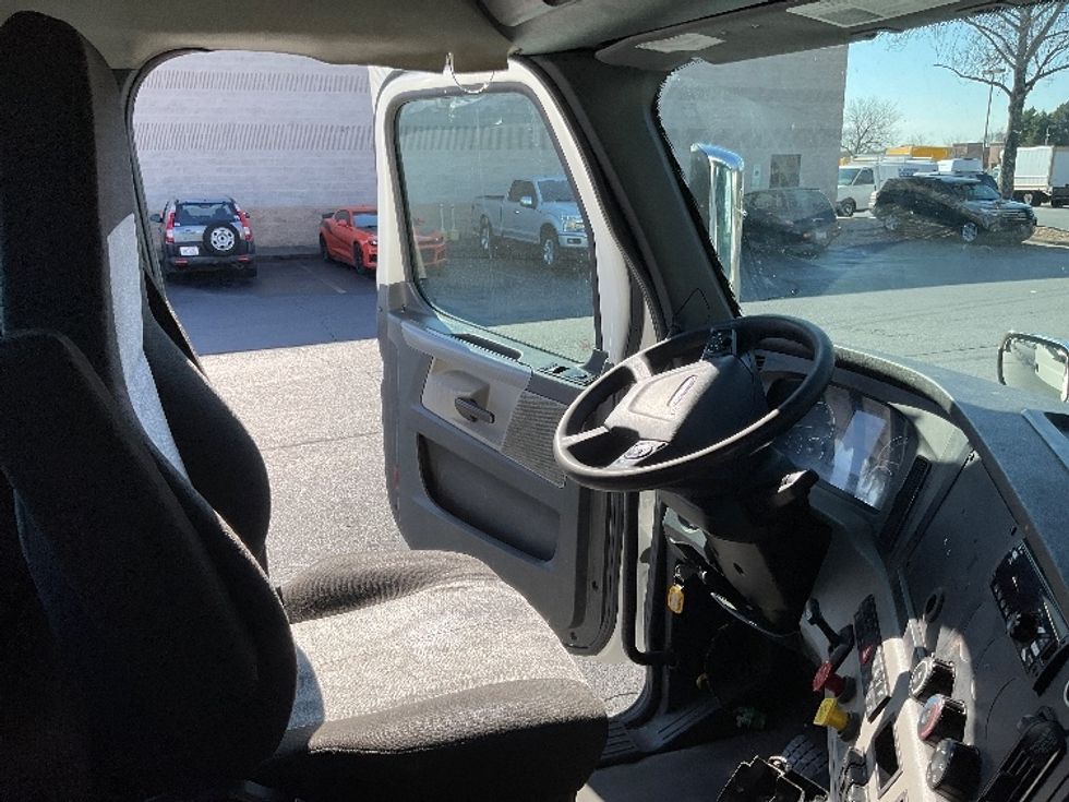 Day Cab Tractor-Heavy Duty Tractors-Freightliner-2021-T11664ST-Concord-NC-552,542\n\t\tmiles-$ 41,500 - Image 14