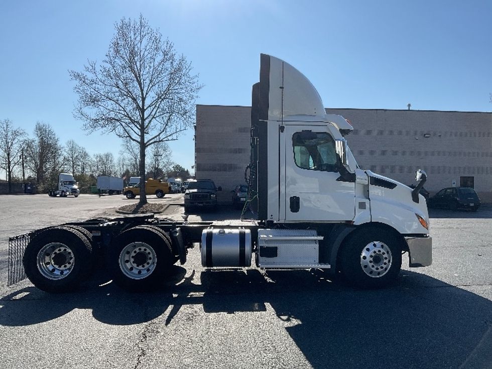 Day Cab Tractor-Heavy Duty Tractors-Freightliner-2021-T11664ST-Concord-NC-552,542\n\t\tmiles-$ 41,500 - Image 8