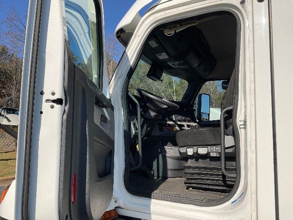 Day Cab Tractor-Heavy Duty Tractors-Freightliner-2021-T11664ST-Concord-NC-552,542\n\t\tmiles-$ 41,500 - Image 9