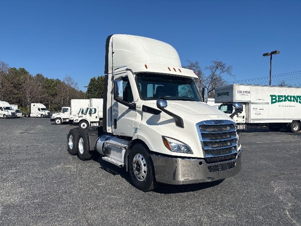 Day Cab Tractor-Heavy Duty Tractors-Freightliner-2021-T11664ST-Concord-NC-596,827\n\t\tmiles-$ 36,750 - Image 1