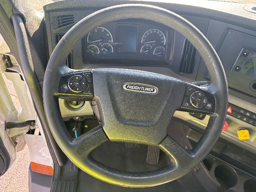 Day Cab Tractor-Heavy Duty Tractors-Freightliner-2021-T11664ST-Concord-NC-596,827\n\t\tmiles-$ 36,750 - Image 11