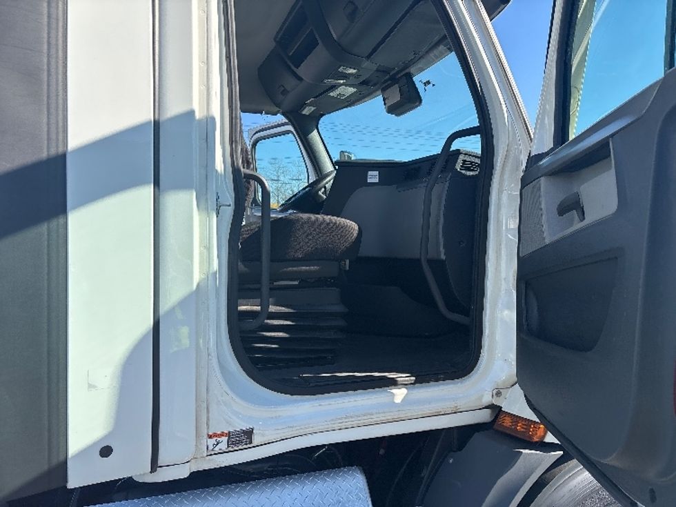 Day Cab Tractor-Heavy Duty Tractors-Freightliner-2021-T11664ST-Concord-NC-596,827\n\t\tmiles-$ 36,750 - Image 12