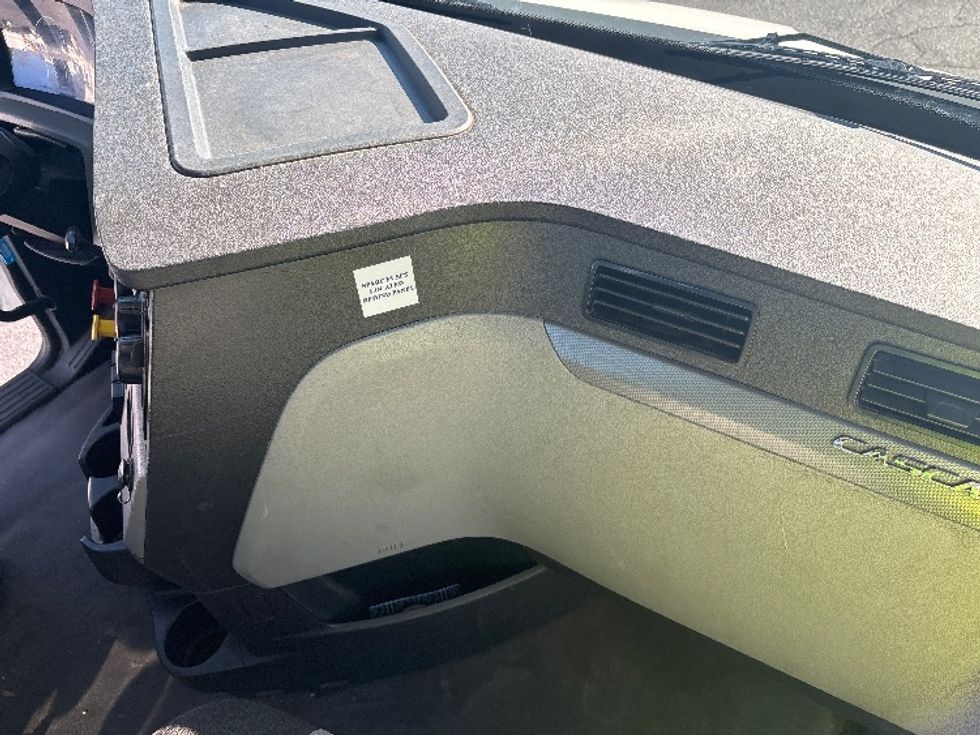 Day Cab Tractor-Heavy Duty Tractors-Freightliner-2021-T11664ST-Concord-NC-596,827\n\t\tmiles-$ 36,750 - Image 13