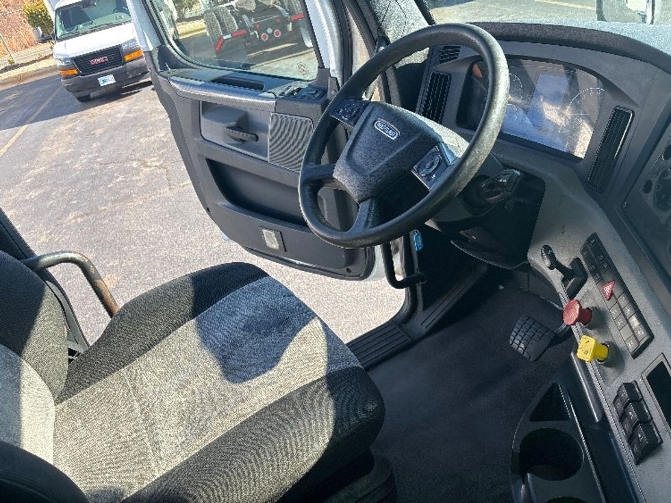 Day Cab Tractor-Heavy Duty Tractors-Freightliner-2021-T11664ST-Concord-NC-596,827\n\t\tmiles-$ 36,750 - Image 14