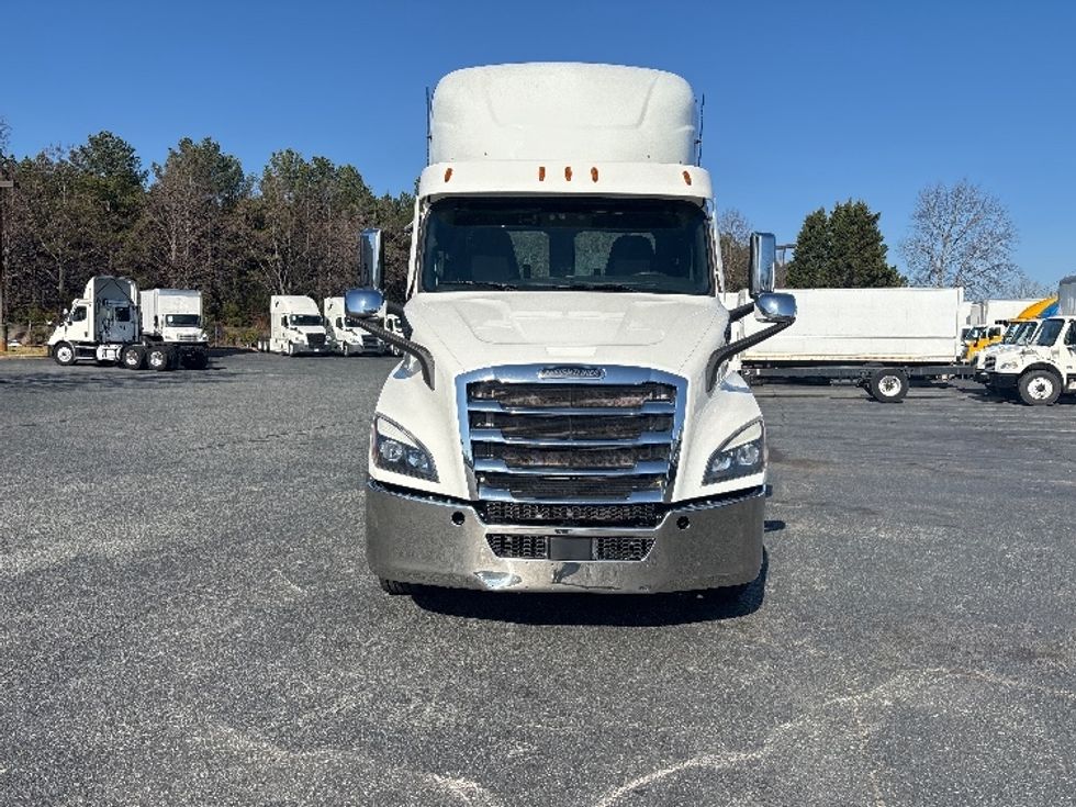 Day Cab Tractor-Heavy Duty Tractors-Freightliner-2021-T11664ST-Concord-NC-596,827\n\t\tmiles-$ 36,750 - Image 2