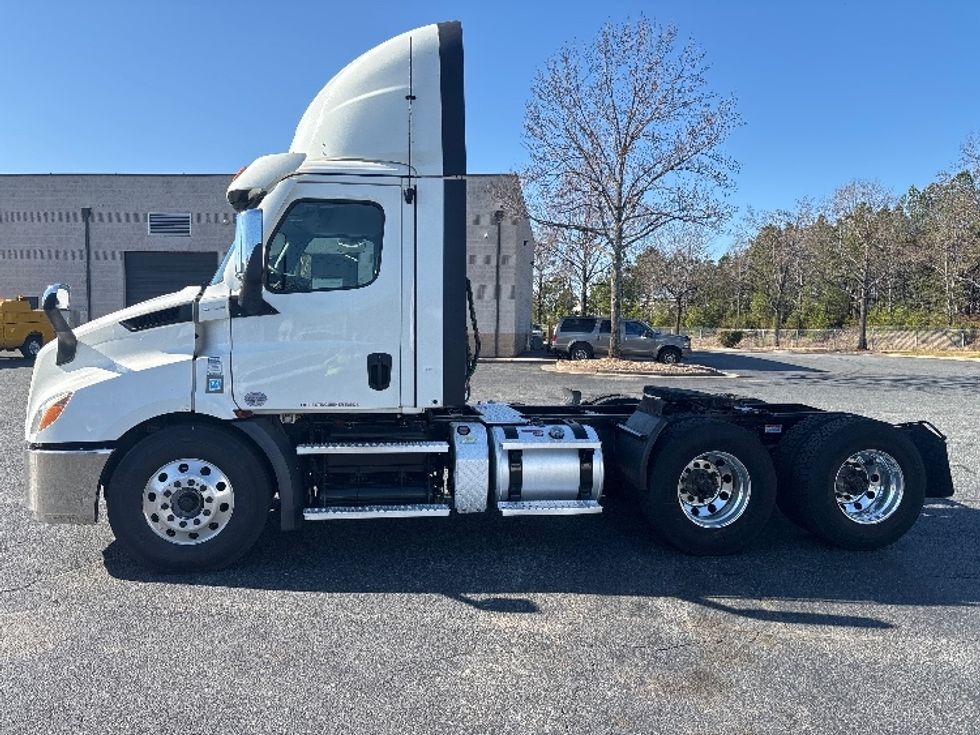 Day Cab Tractor-Heavy Duty Tractors-Freightliner-2021-T11664ST-Concord-NC-596,827\n\t\tmiles-$ 36,750 - Image 4