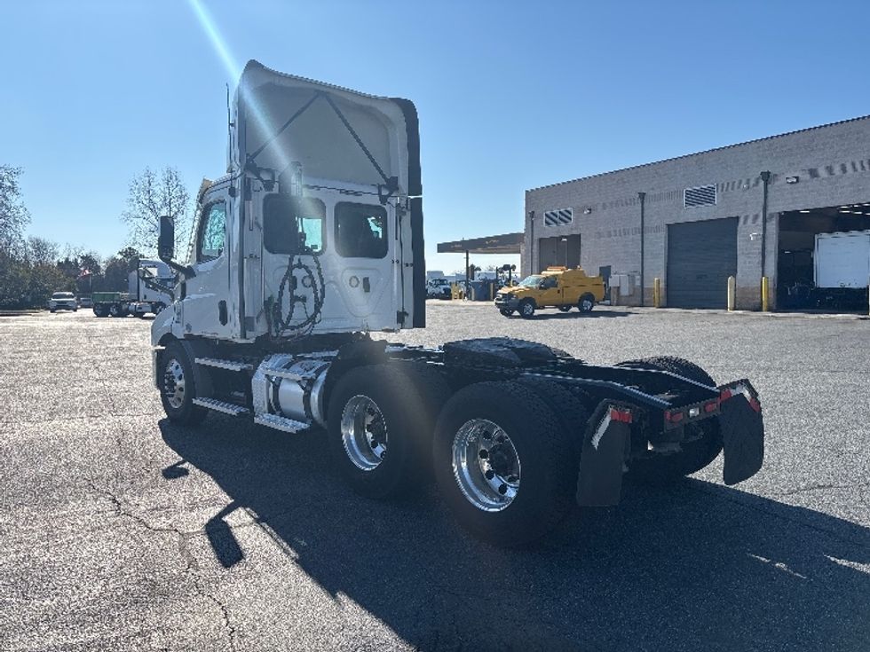 Day Cab Tractor-Heavy Duty Tractors-Freightliner-2021-T11664ST-Concord-NC-596,827\n\t\tmiles-$ 36,750 - Image 5