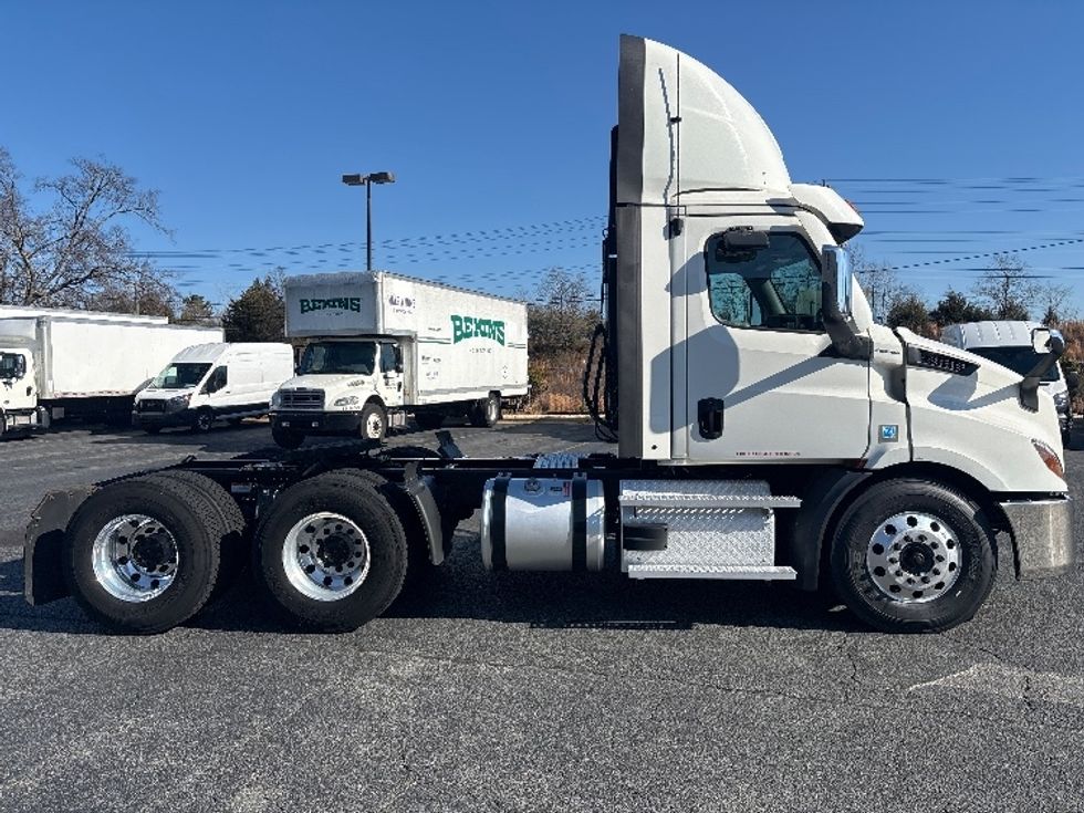 Day Cab Tractor-Heavy Duty Tractors-Freightliner-2021-T11664ST-Concord-NC-596,827\n\t\tmiles-$ 36,750 - Image 8