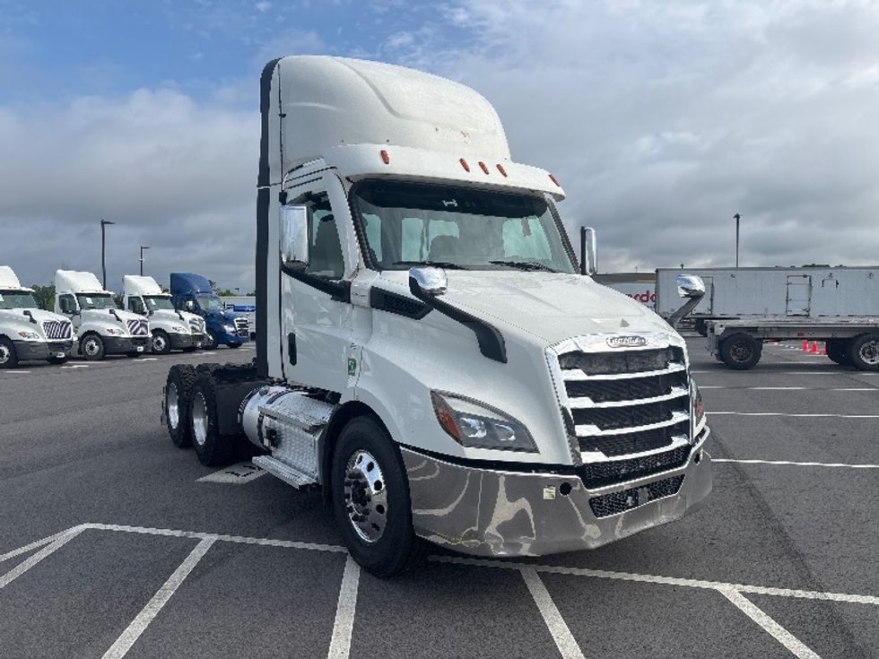 Day Cab Tractor-Heavy Duty Tractors-Freightliner-2021-T11664ST-Concord-NC-599,471\n\t\tmiles-$ 31,500 - Image 1