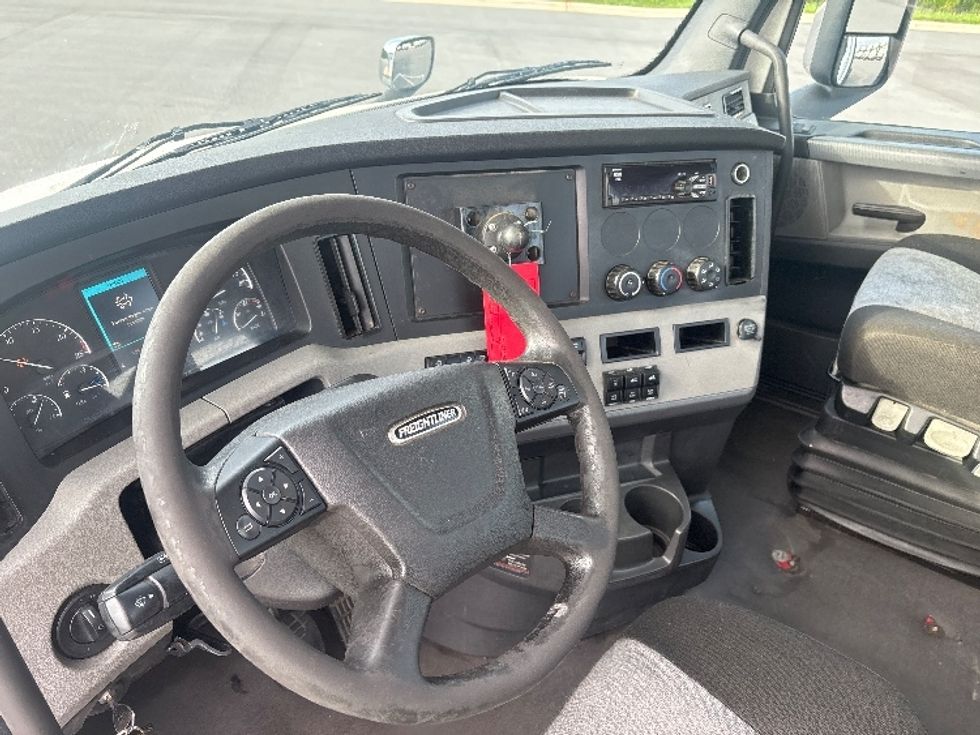 Day Cab Tractor-Heavy Duty Tractors-Freightliner-2021-T11664ST-Concord-NC-599,471\n\t\tmiles-$ 31,500 - Image 10