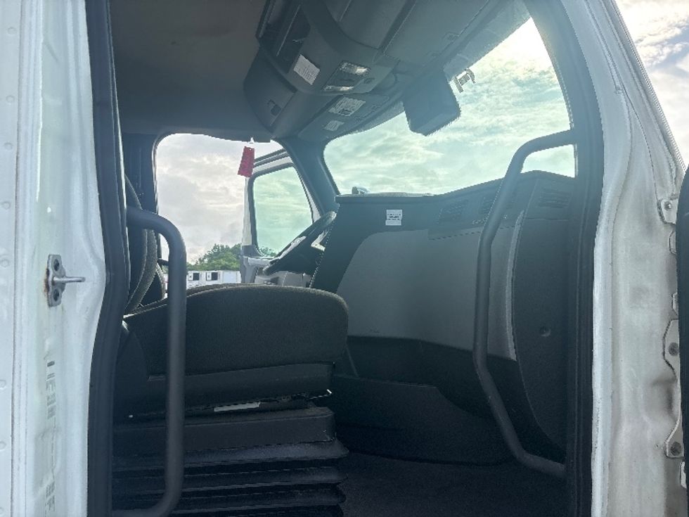 Day Cab Tractor-Heavy Duty Tractors-Freightliner-2021-T11664ST-Concord-NC-599,471\n\t\tmiles-$ 31,500 - Image 12