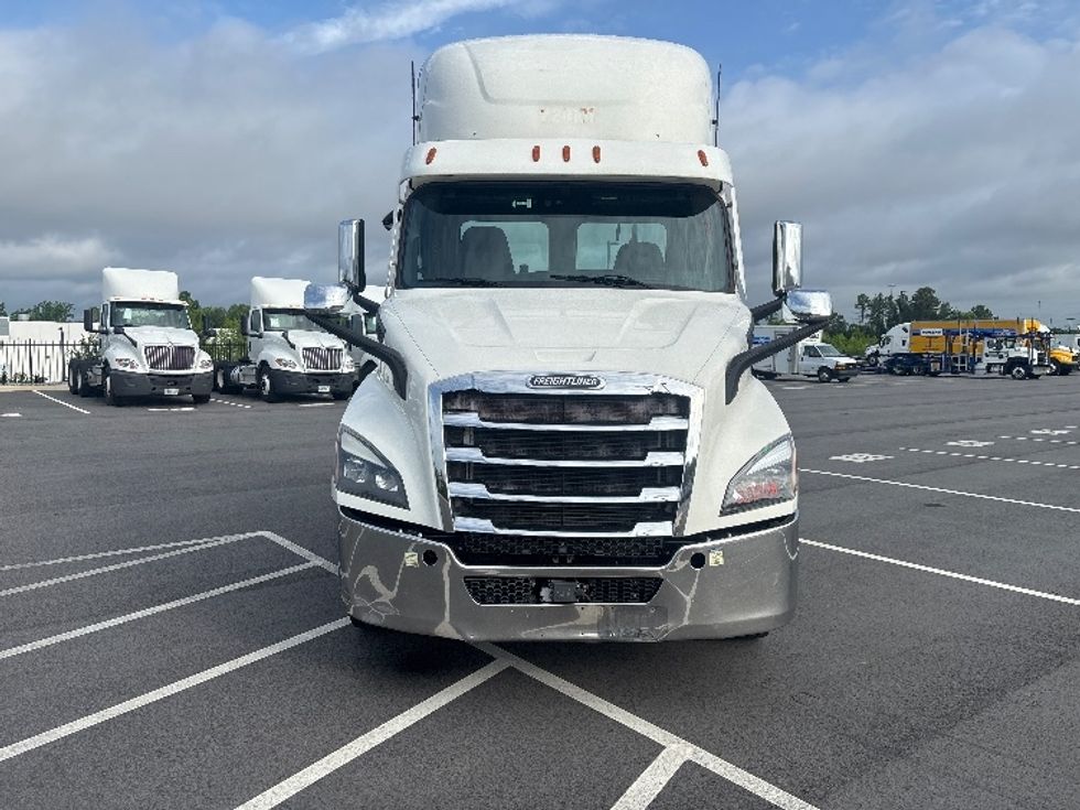 Day Cab Tractor-Heavy Duty Tractors-Freightliner-2021-T11664ST-Concord-NC-599,471\n\t\tmiles-$ 31,500 - Image 2