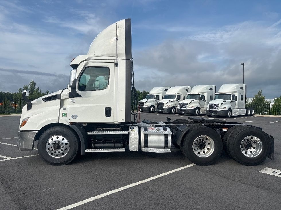 Day Cab Tractor-Heavy Duty Tractors-Freightliner-2021-T11664ST-Concord-NC-599,471\n\t\tmiles-$ 31,500 - Image 4
